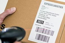 En pakke med DK leveranseetikett med strekkode skannes