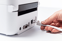 USB-kaapelia liitetään TD4550DNWB-etikettitulostimen taakse