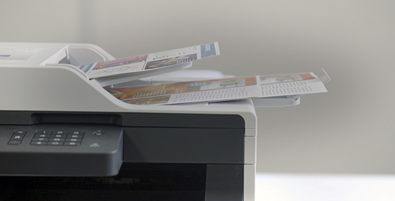 En printer skanner dokumenter fra dokumentmateren