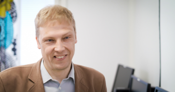 Mann på kontor hos Mantsala kommune