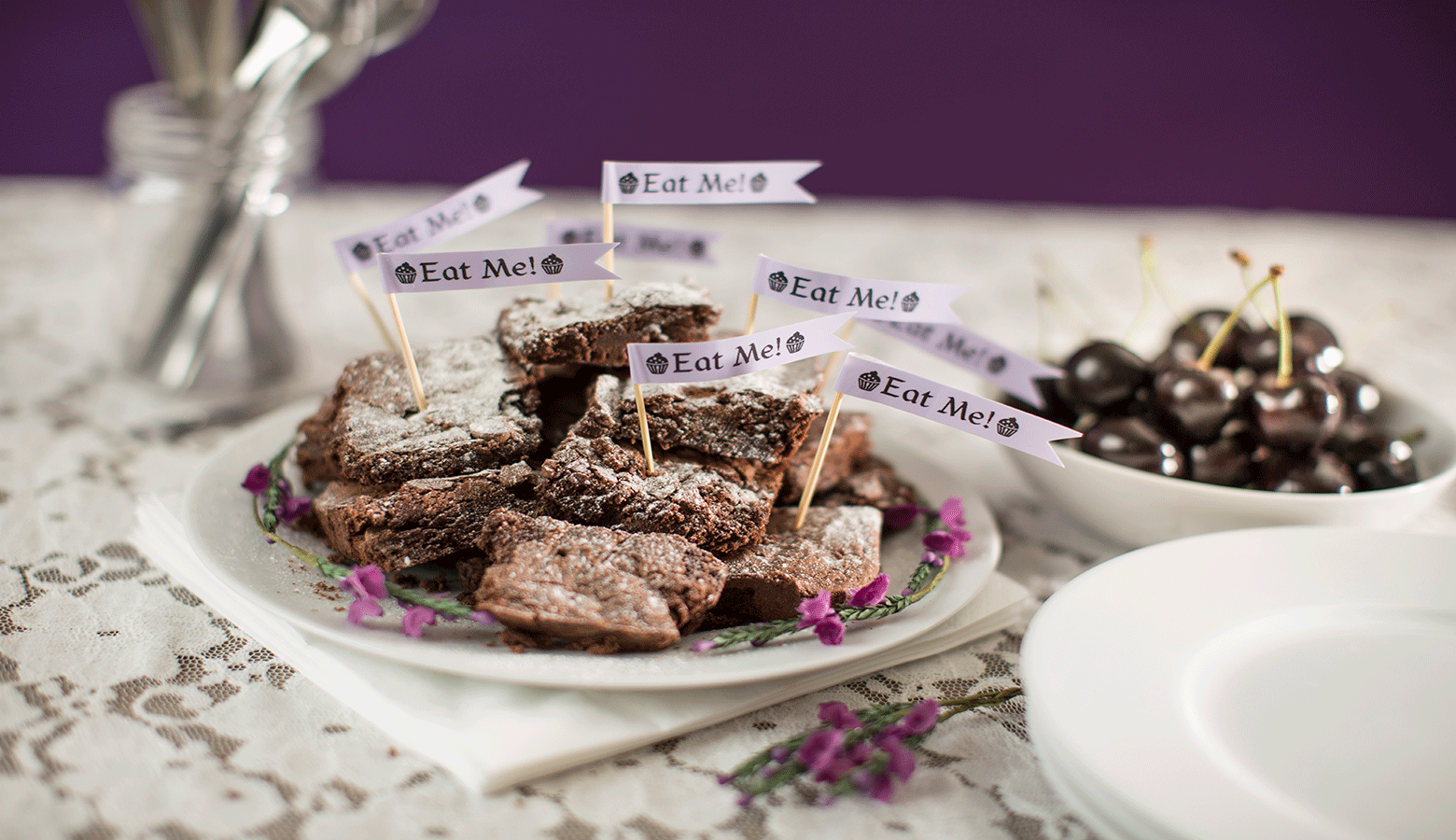 chokladbrownies på en tallrik med en eat me-etikett