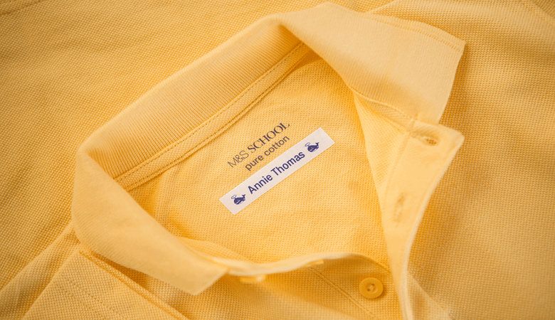 En gul skjorte med navnelapp laget av en stryke på tape fra Brother