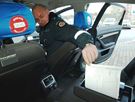 Liettualainen poliisi poimii tulostetta mobiilitulostimesta