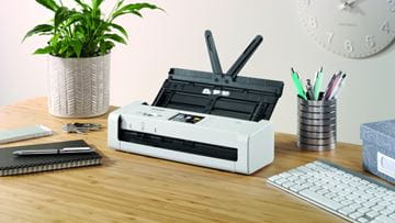 ADS-1700W scanner står på et skrivebord