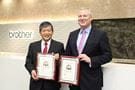 To menn holder hvert sitt diplom for Brother BLI Winter Awards