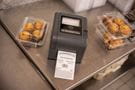 TD4 labelprinter og to kasser med muffins