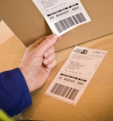 To etiketter med strekkoder på hver sin pakke