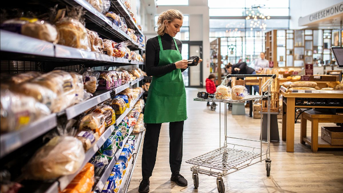 Nainen leipomossa tarratulostin kädessään