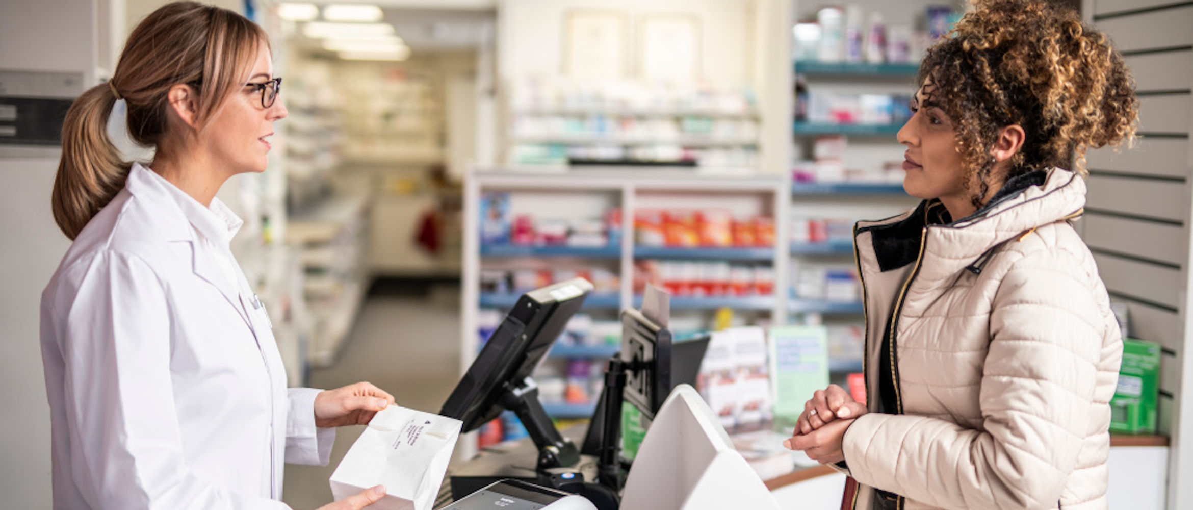 Como potenciar a seguranca e eficiencia em farmacias e laboratorios mediante a identificacao