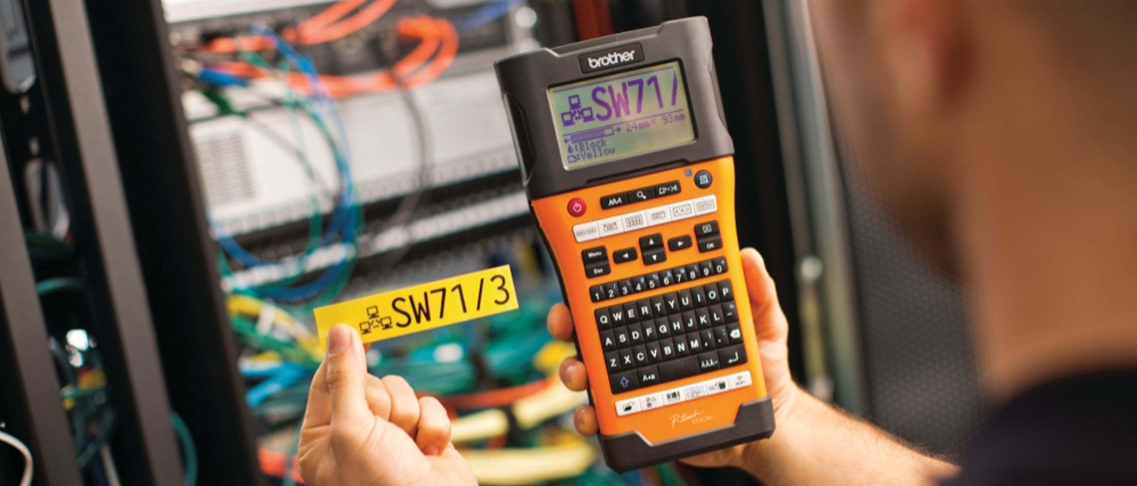 Etiqueta amarela ao lado do fabricante de etiquetas eletrônicas PT-E550WVP Brother