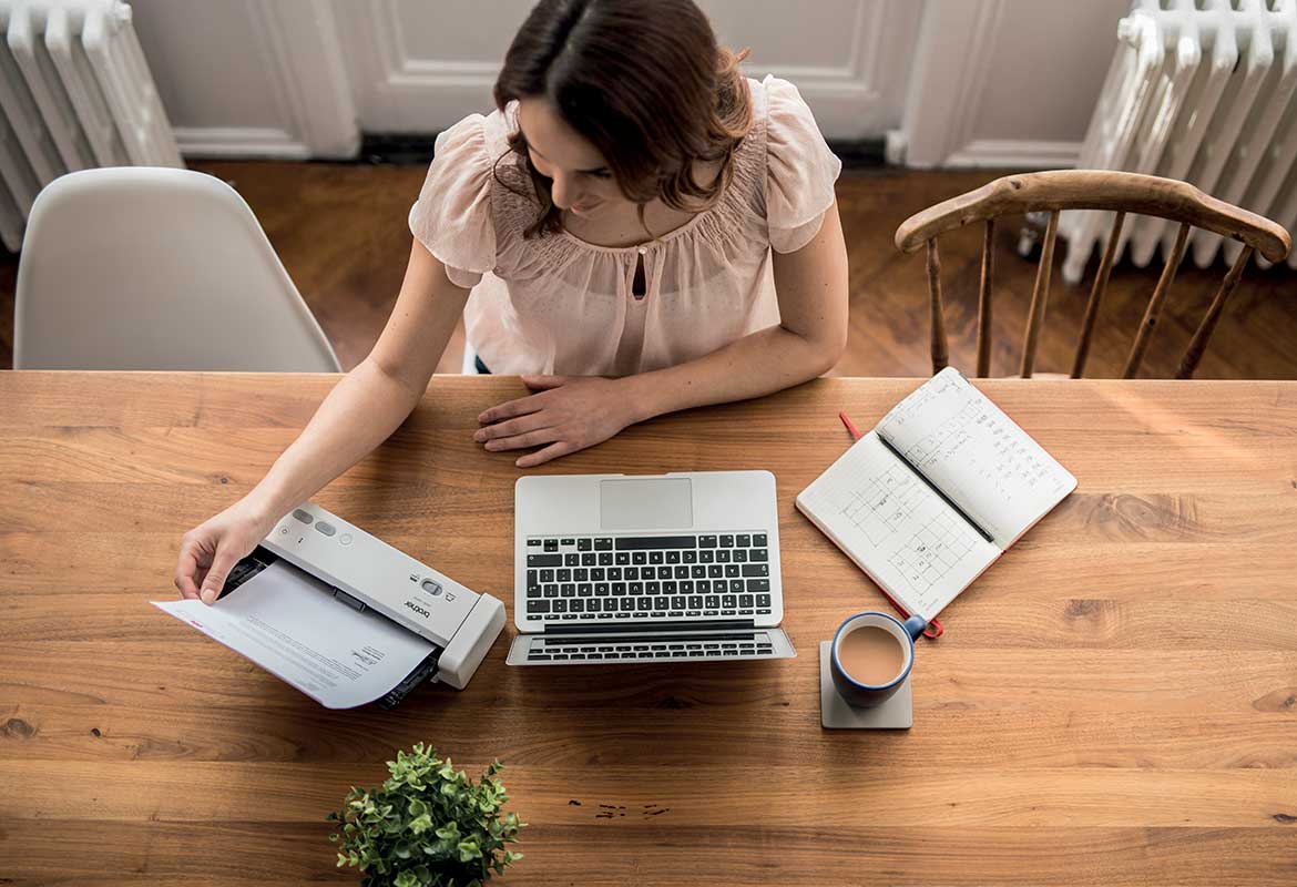 ADS-1200 sendo usado por mulher sentou se à mesa