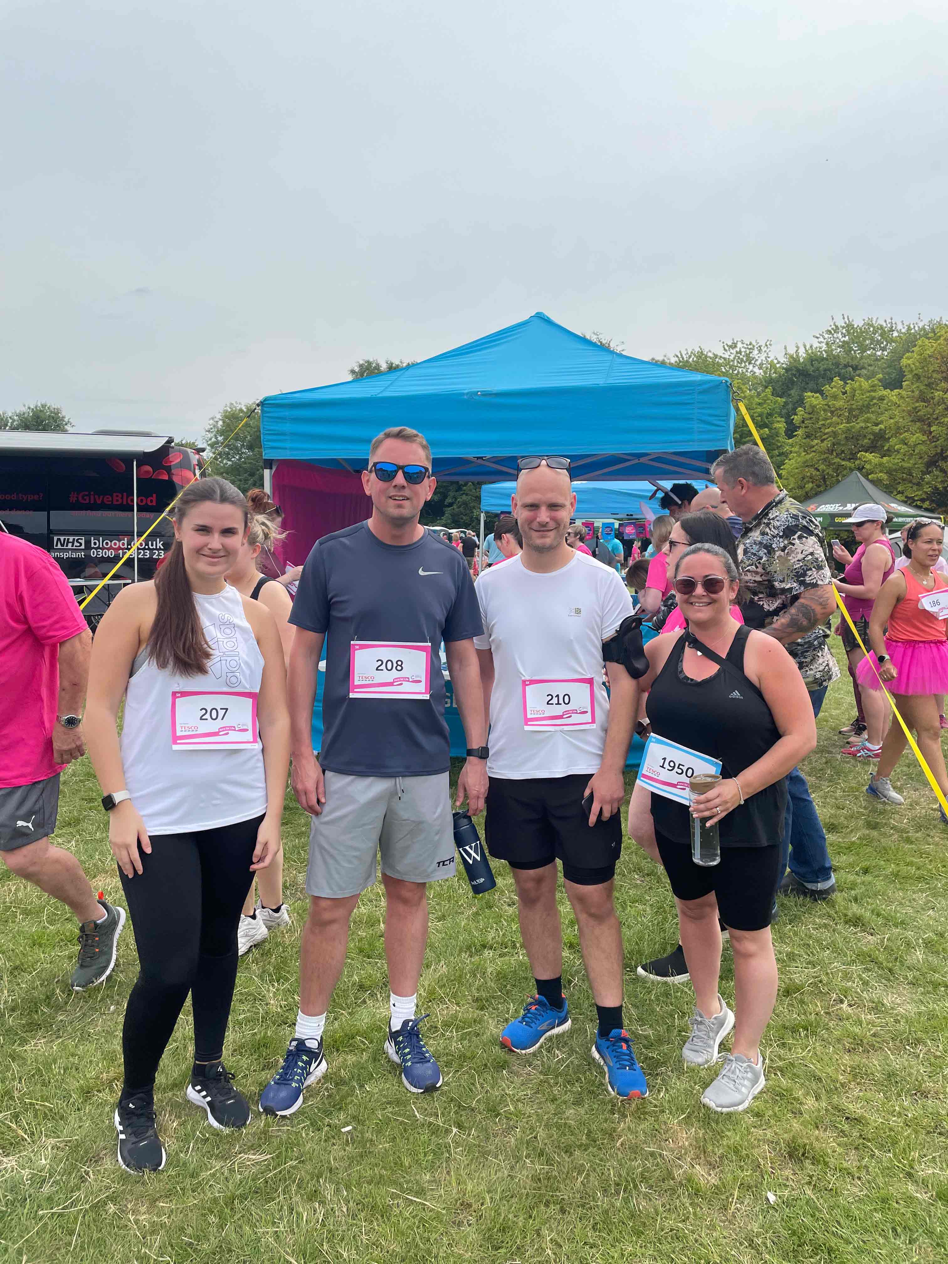 Brother colleagues ready at a running event