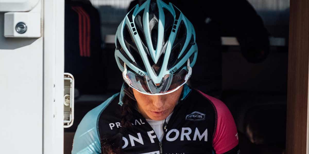 Anna Henderson in Team OnForm branded cycling gear