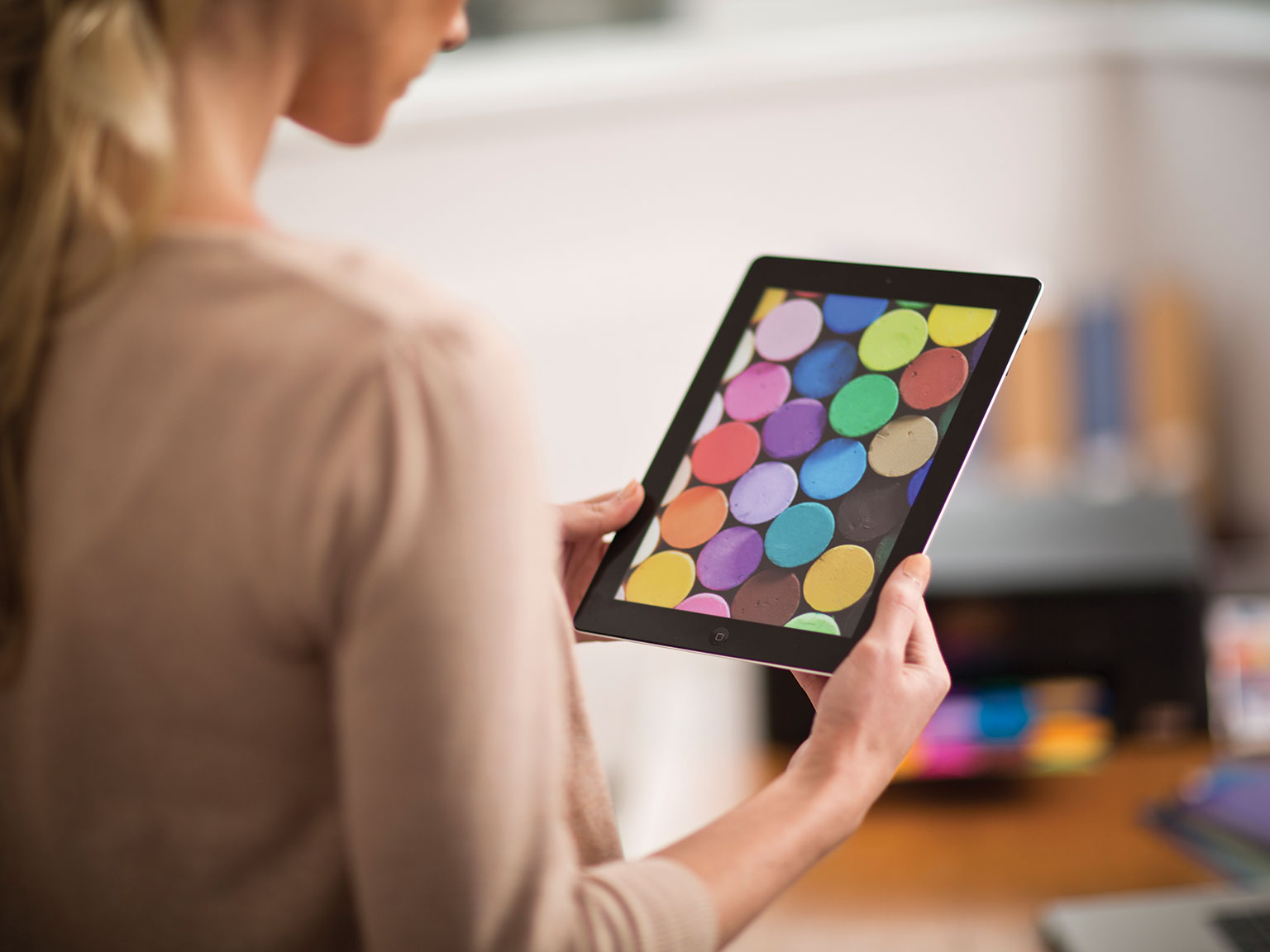 airprint - tablet hölgy kezében
