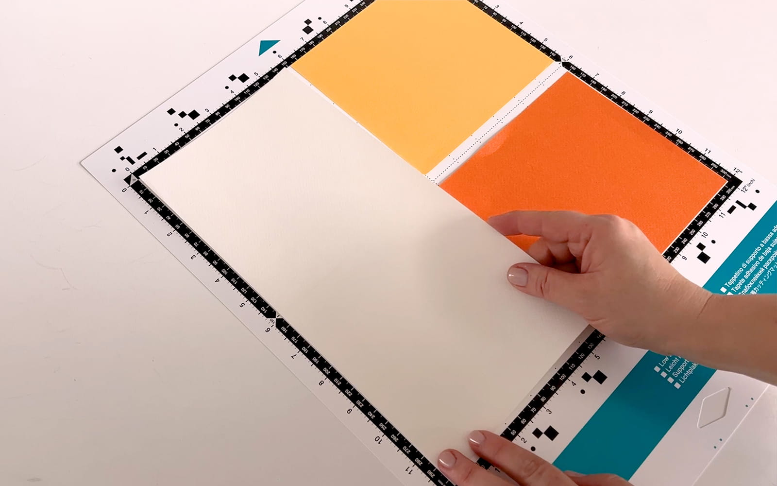 verschillende kleuren knutselpapier op ScanNCut low tack snijmat
