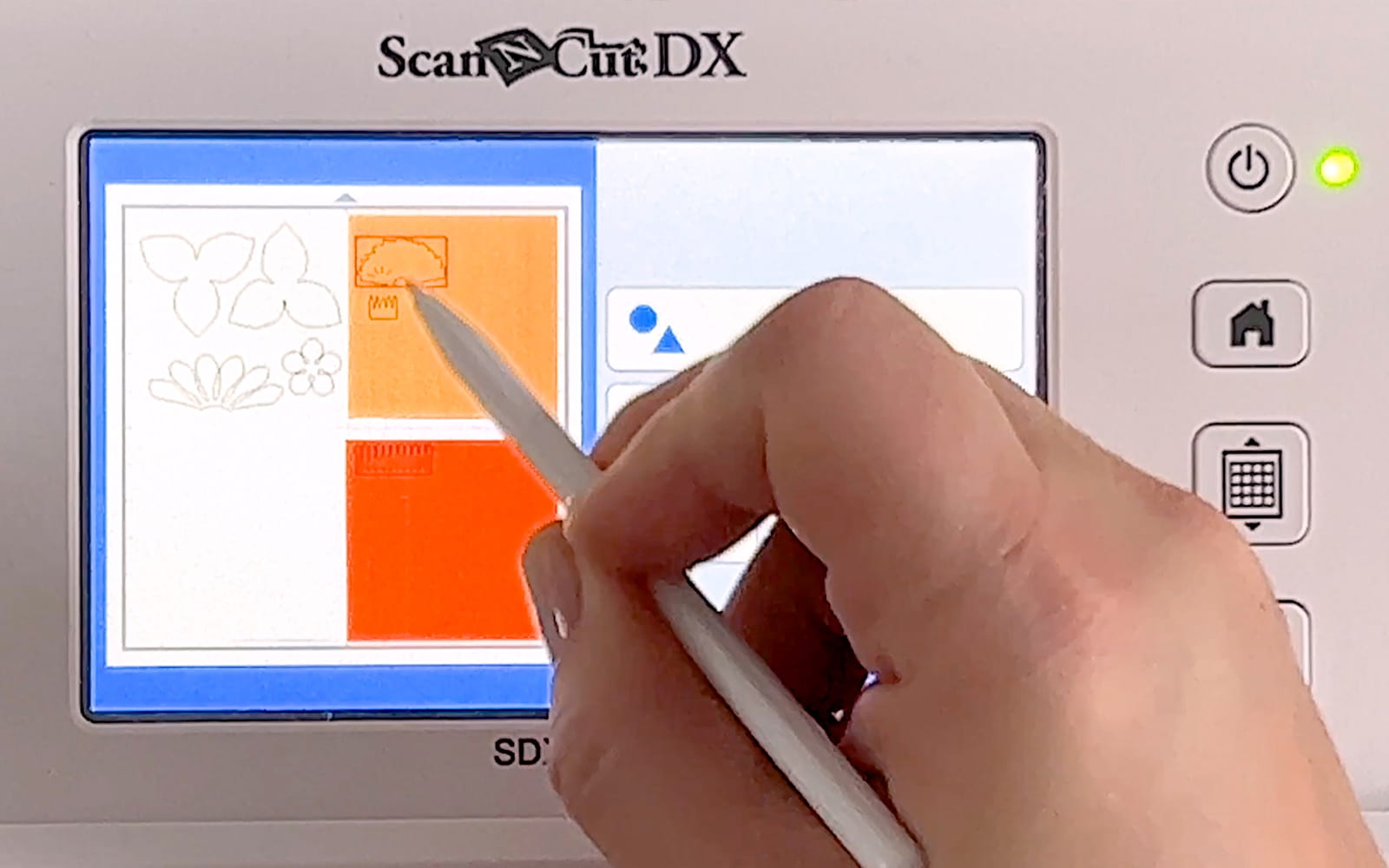 utilizzo della penna ScanNCut per spostare i modelli di taglio sullo schermo ScanNCut