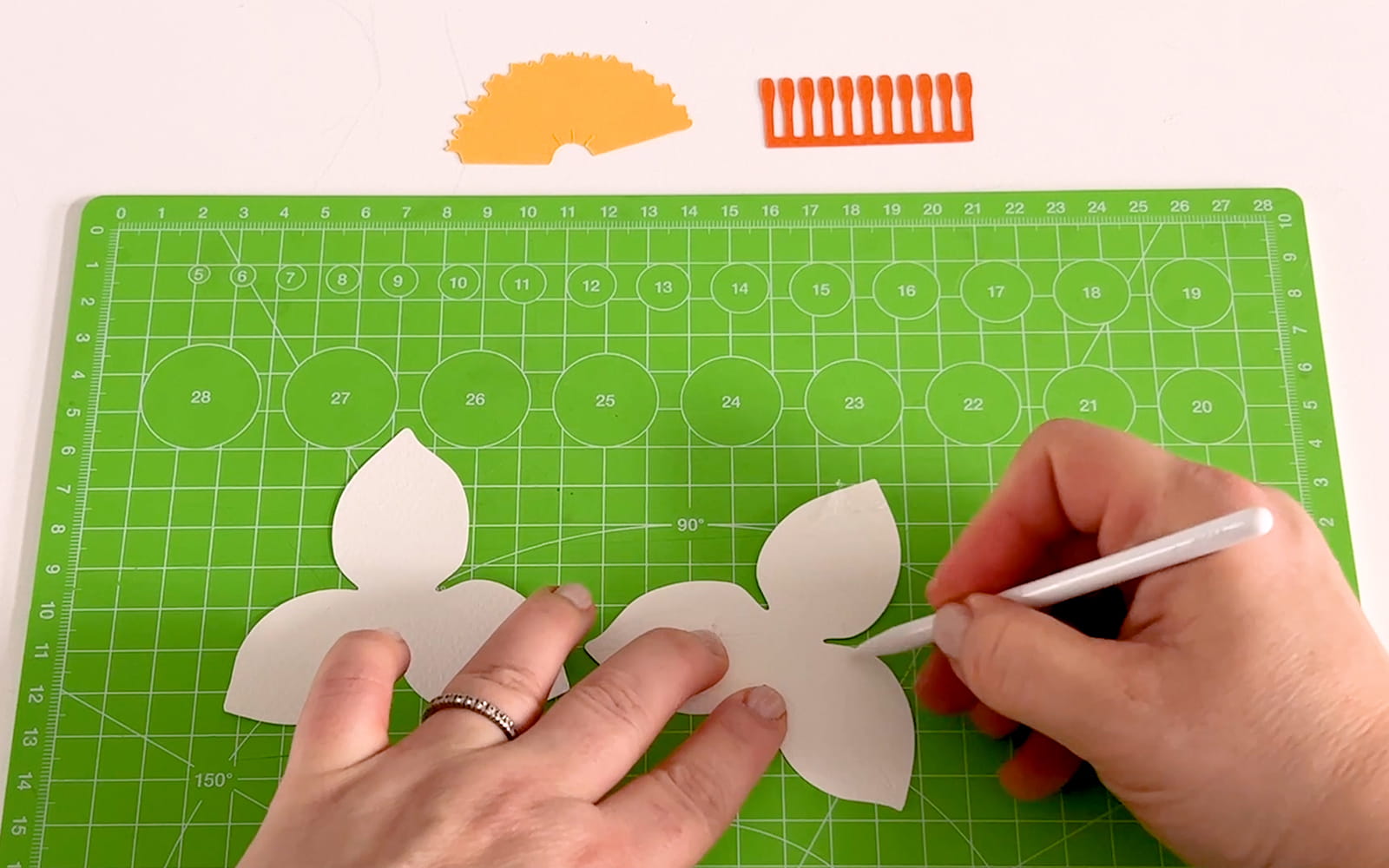 Utilisation du stylo ScanNCut pour tracer des lignes sur des fleurs en papier craft
