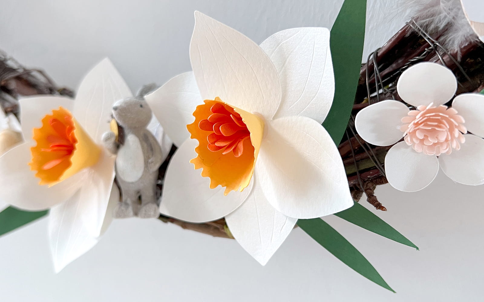 narcisi e fiori di ciliegio papercraft su una corona di legno