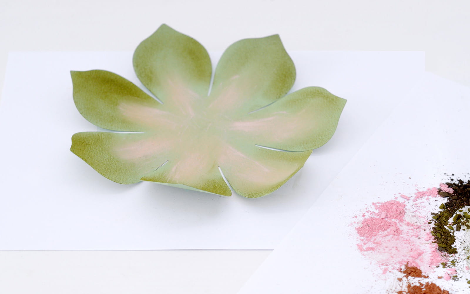 Sukkulentenblatt aus Papier, gefärbt mit Wachsmalkreidenpulver