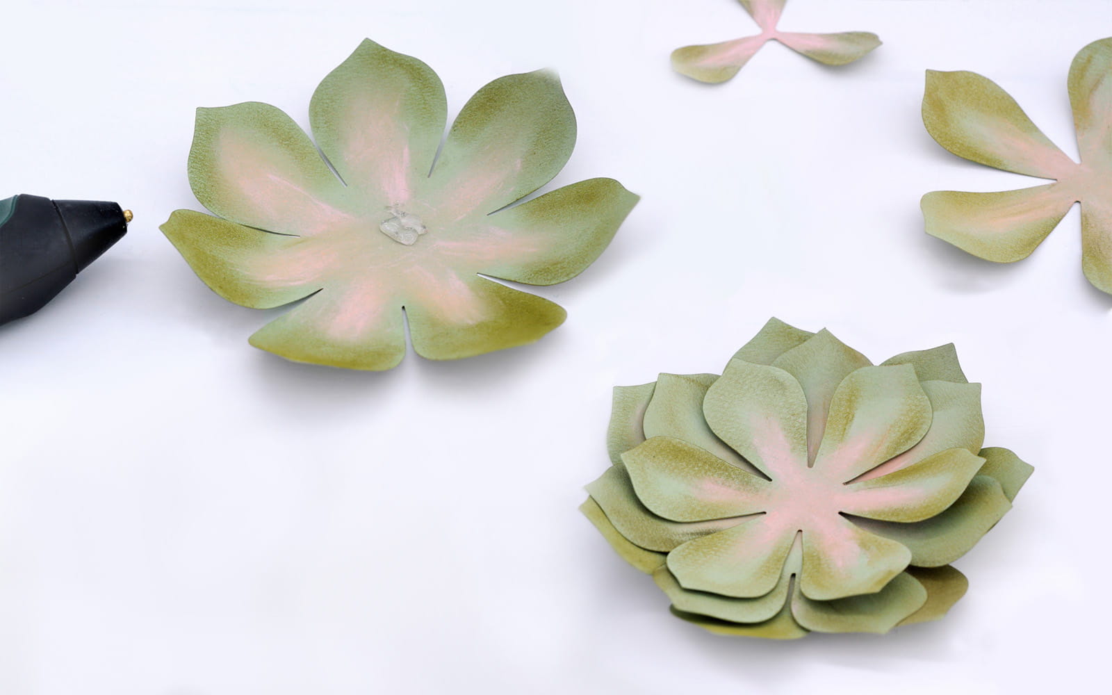 Succulentenbladeren van papier, klaar om aan elkaar te worden geplakt