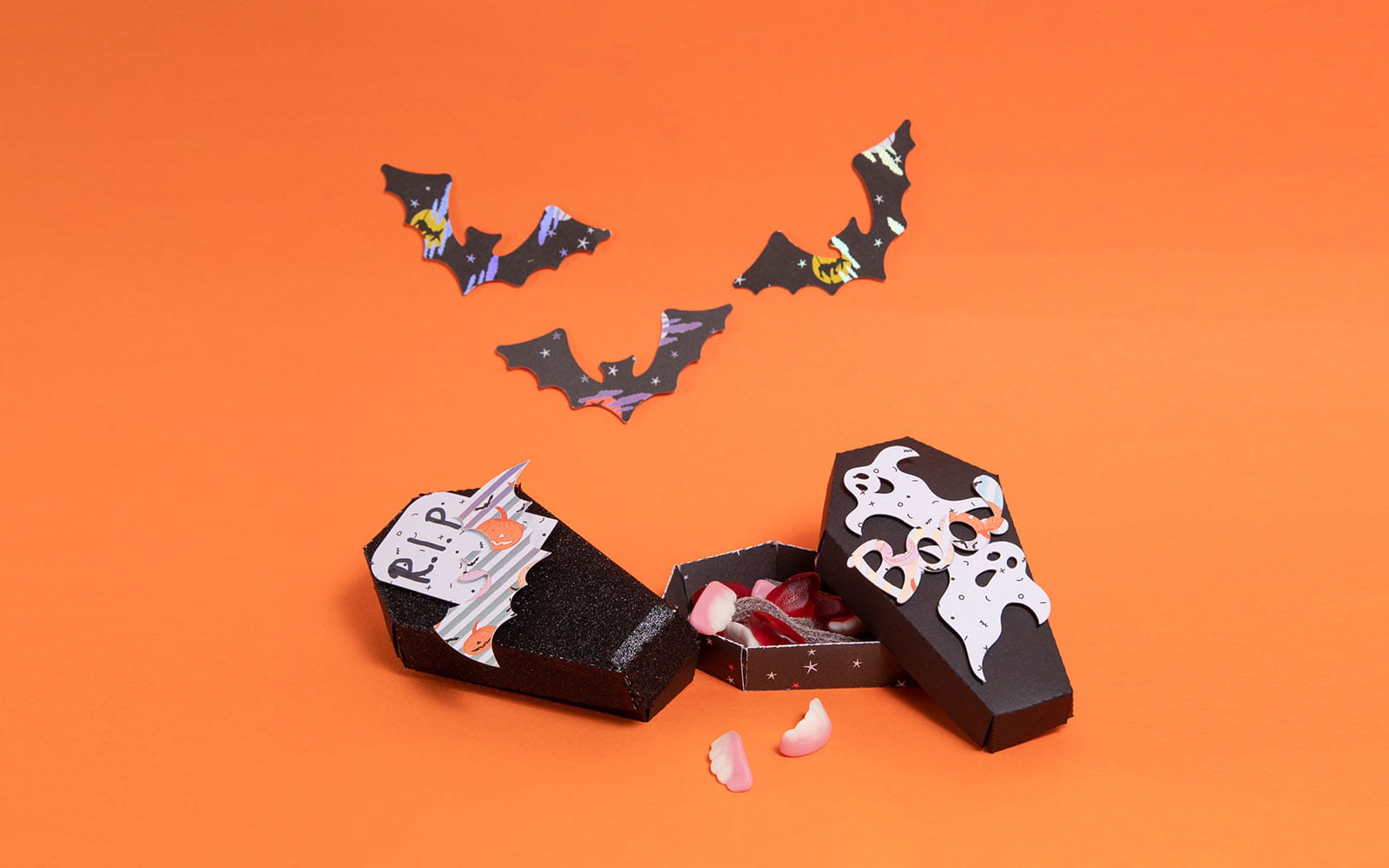 Schwarzer Kartensarg mit 3D-Geistern gefüllt mit Süßigkeiten