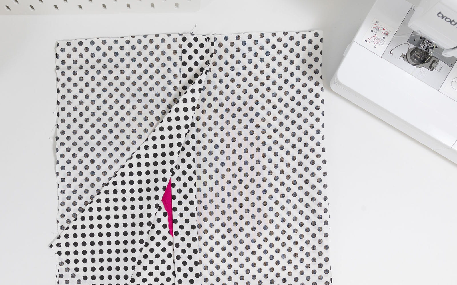 Spotty kussenhoes naaistukken aan elkaar vastgemaakt op bureau