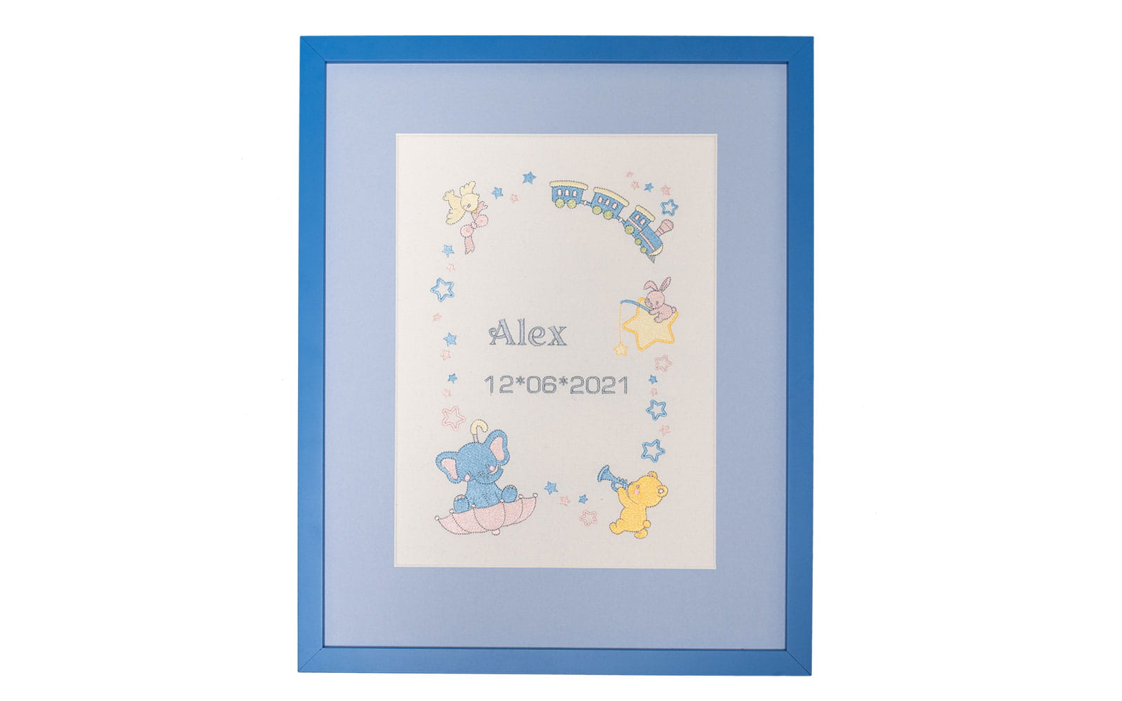 Chiffon brodé avec le nom du bébé et sa date de naissance dans un cadre bleu 