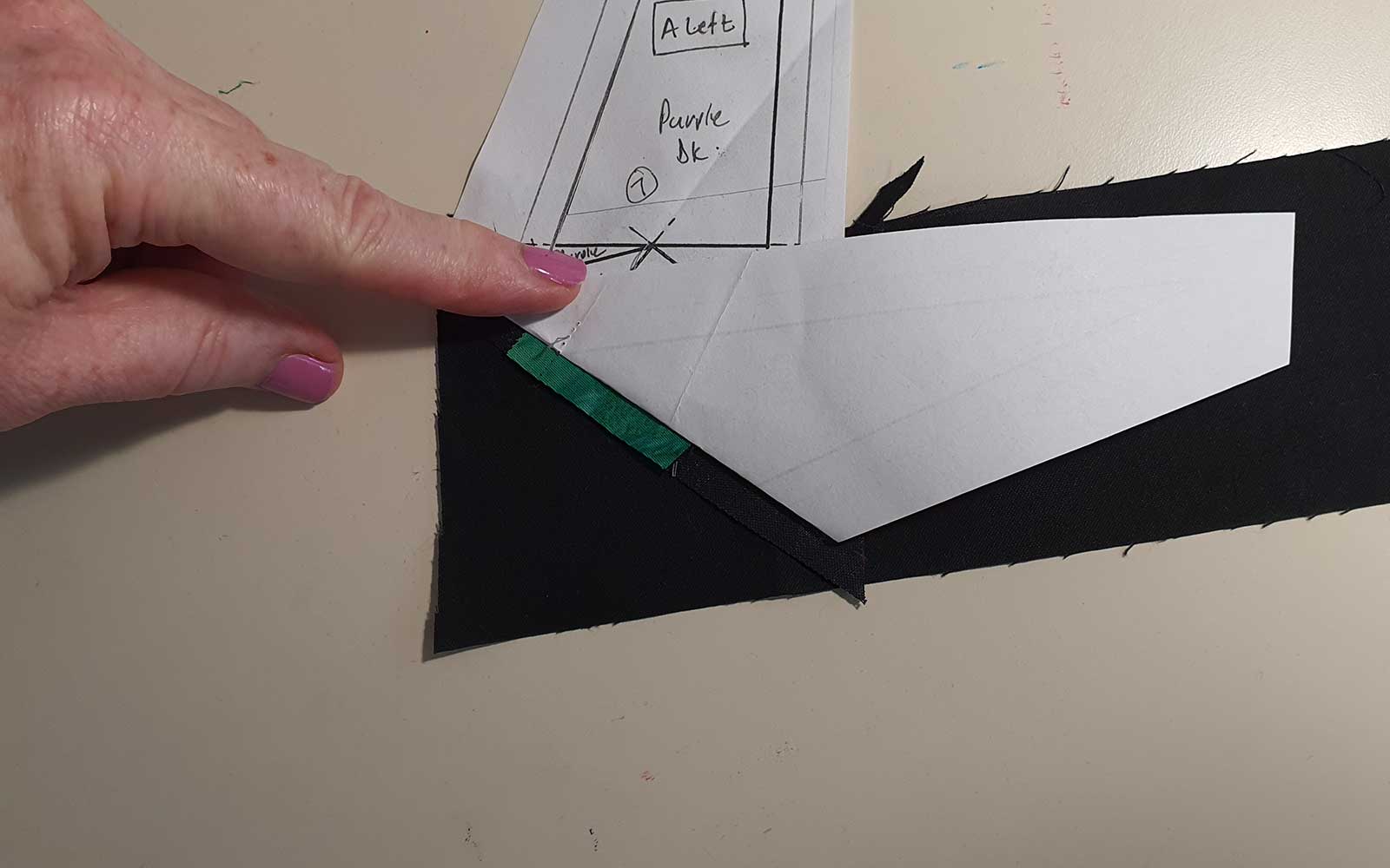 Motif en papier plié sur un tissu noir