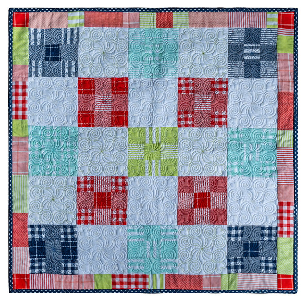 een quilt gemaakt van rode, witte en groene vierkante blokken