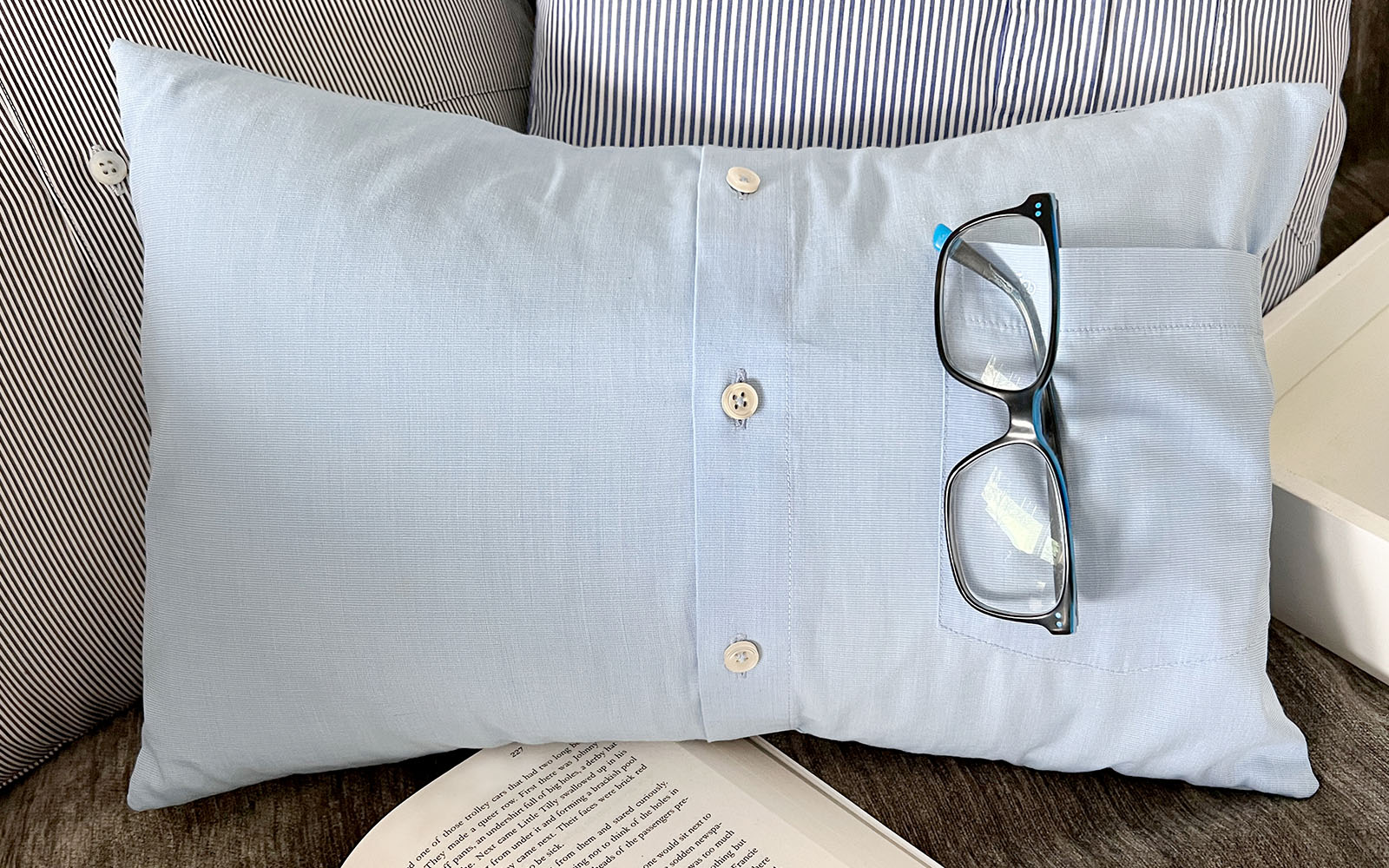 Coussin bleu clair avec lunettes de lecture dans la poche