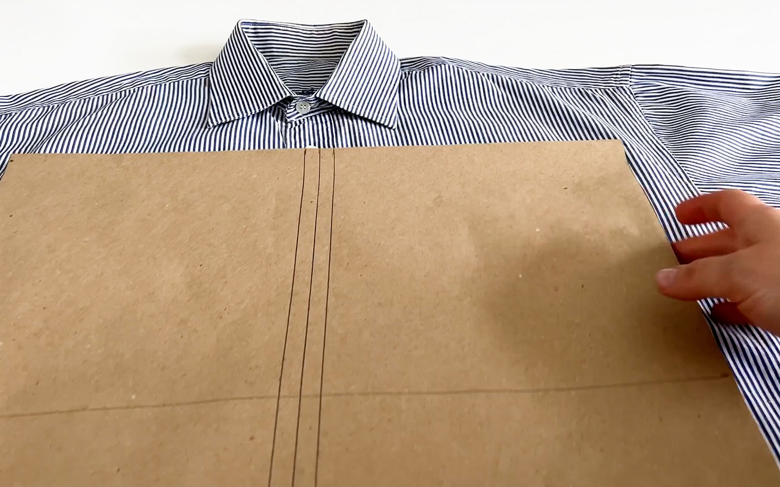 Bruin papieren sjabloon op gestreept overhemd