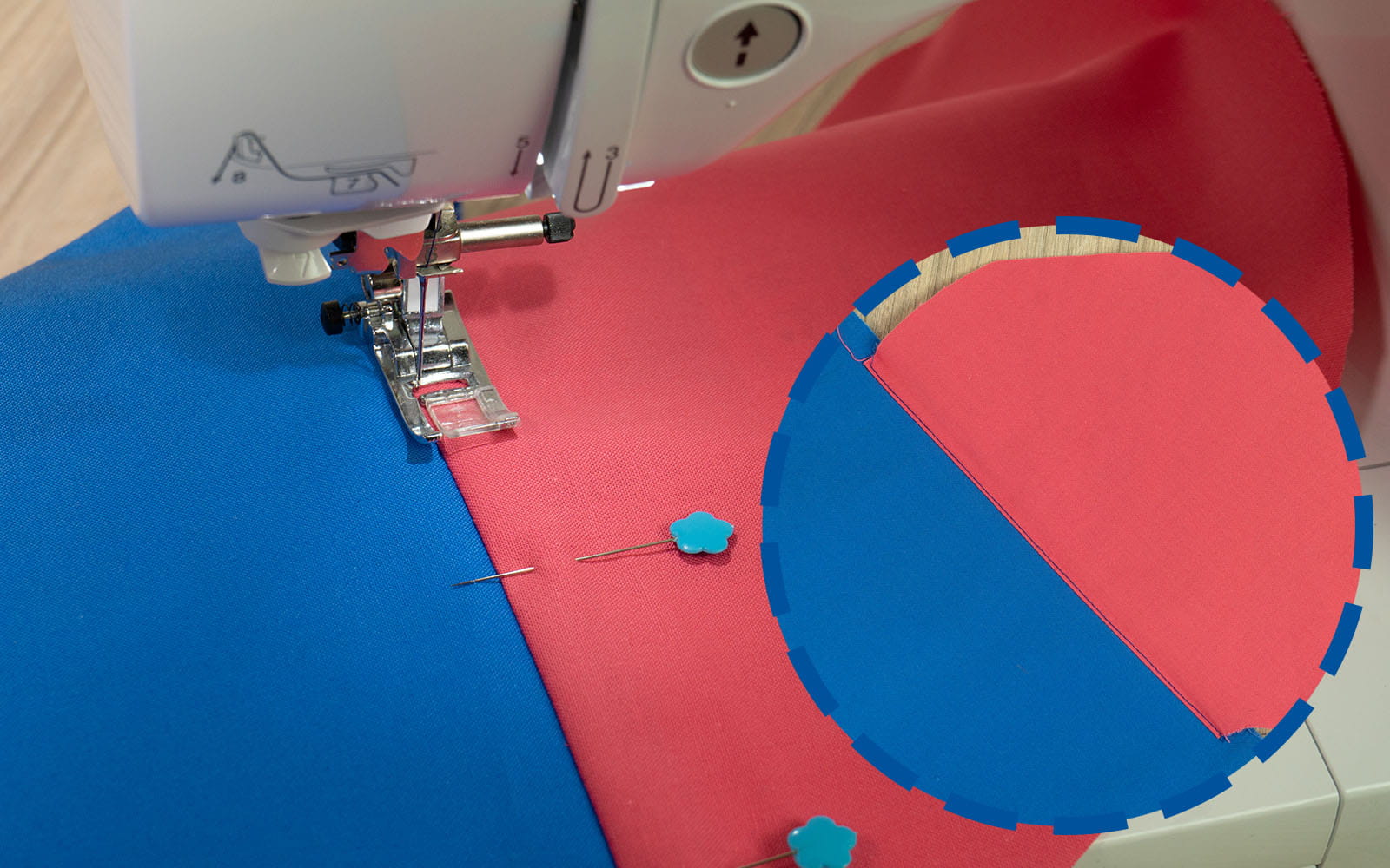 Roze zakdeel met naaimachine vastgenaaid aan blauwe rokstof
