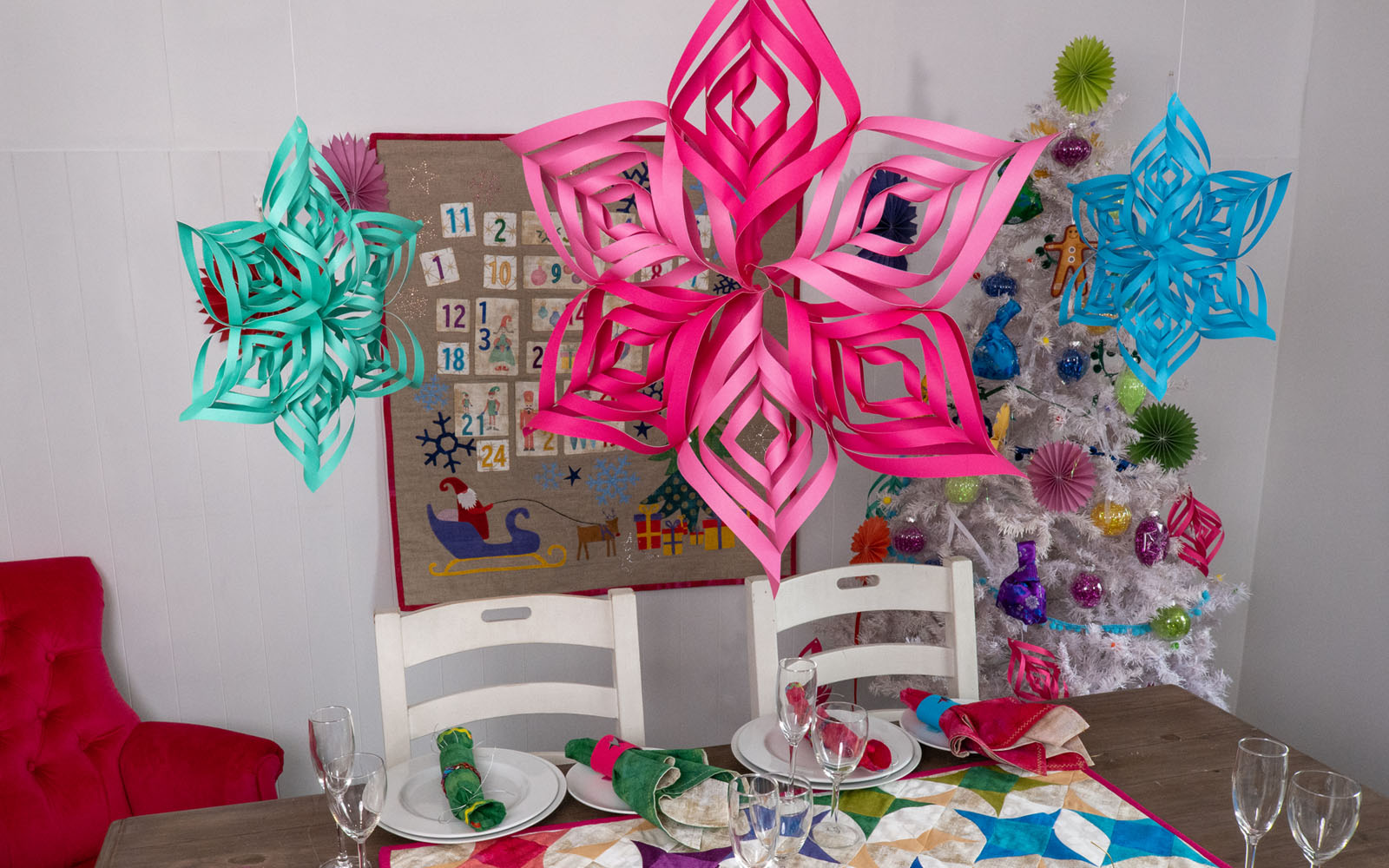 3D papieren sterren hangend boven gedekte tafel