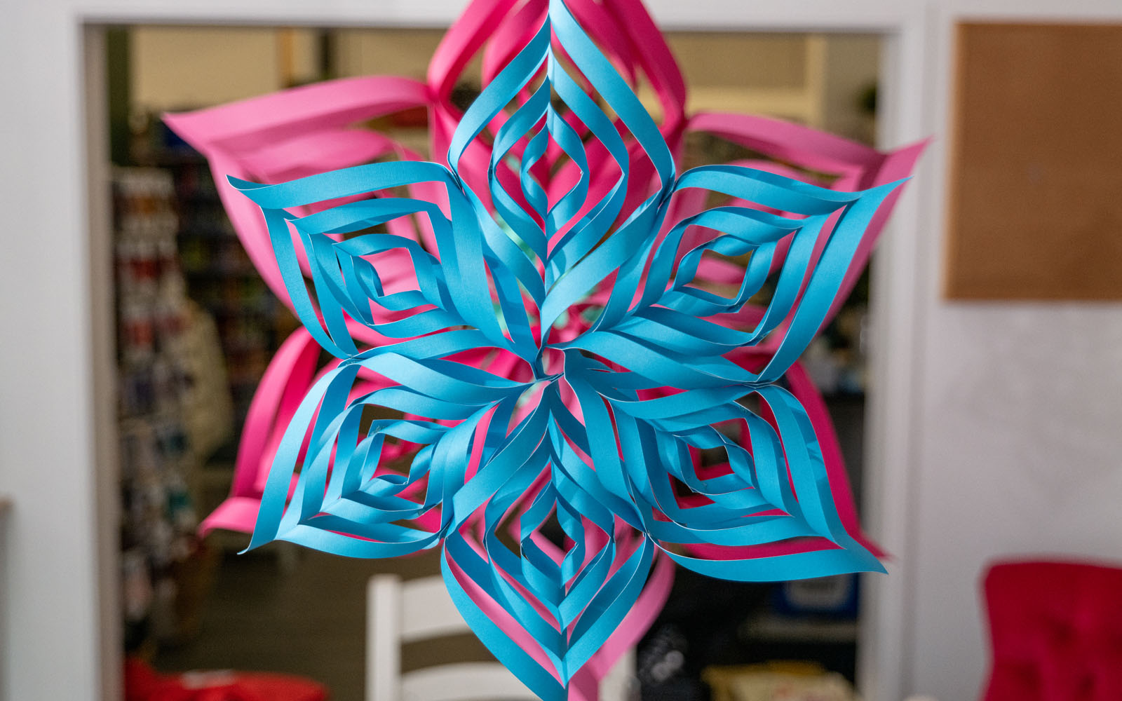3D papieren sterren in blauw en roze