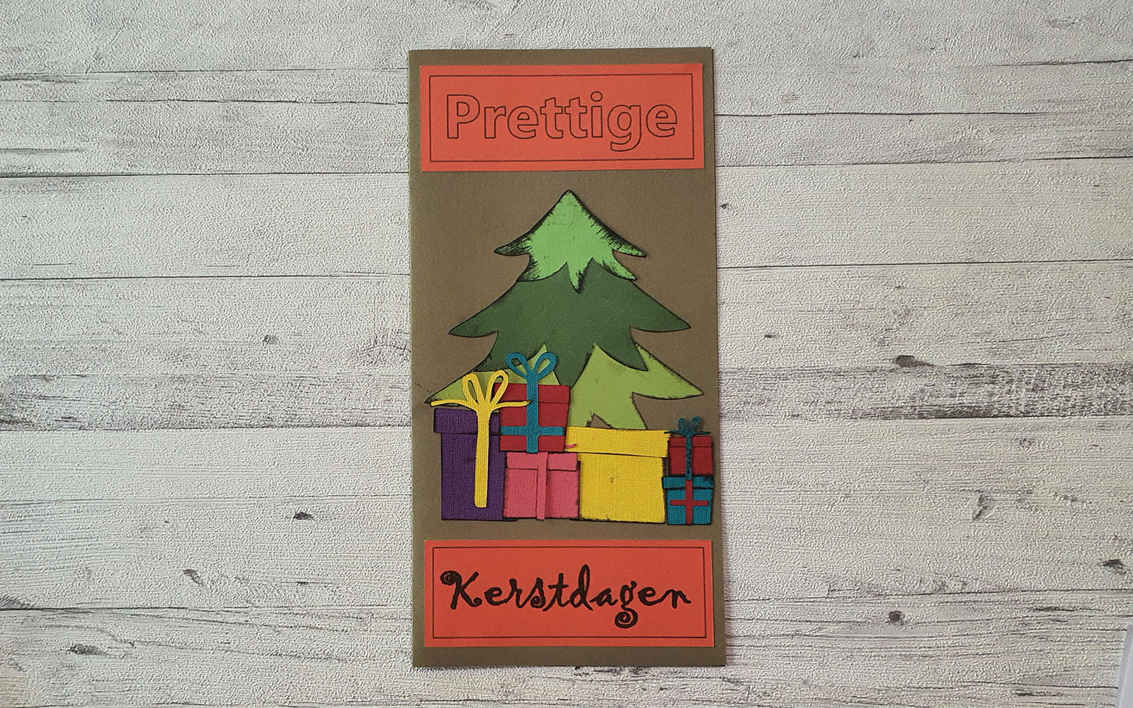 Carte de Noël collée sur fond de bois