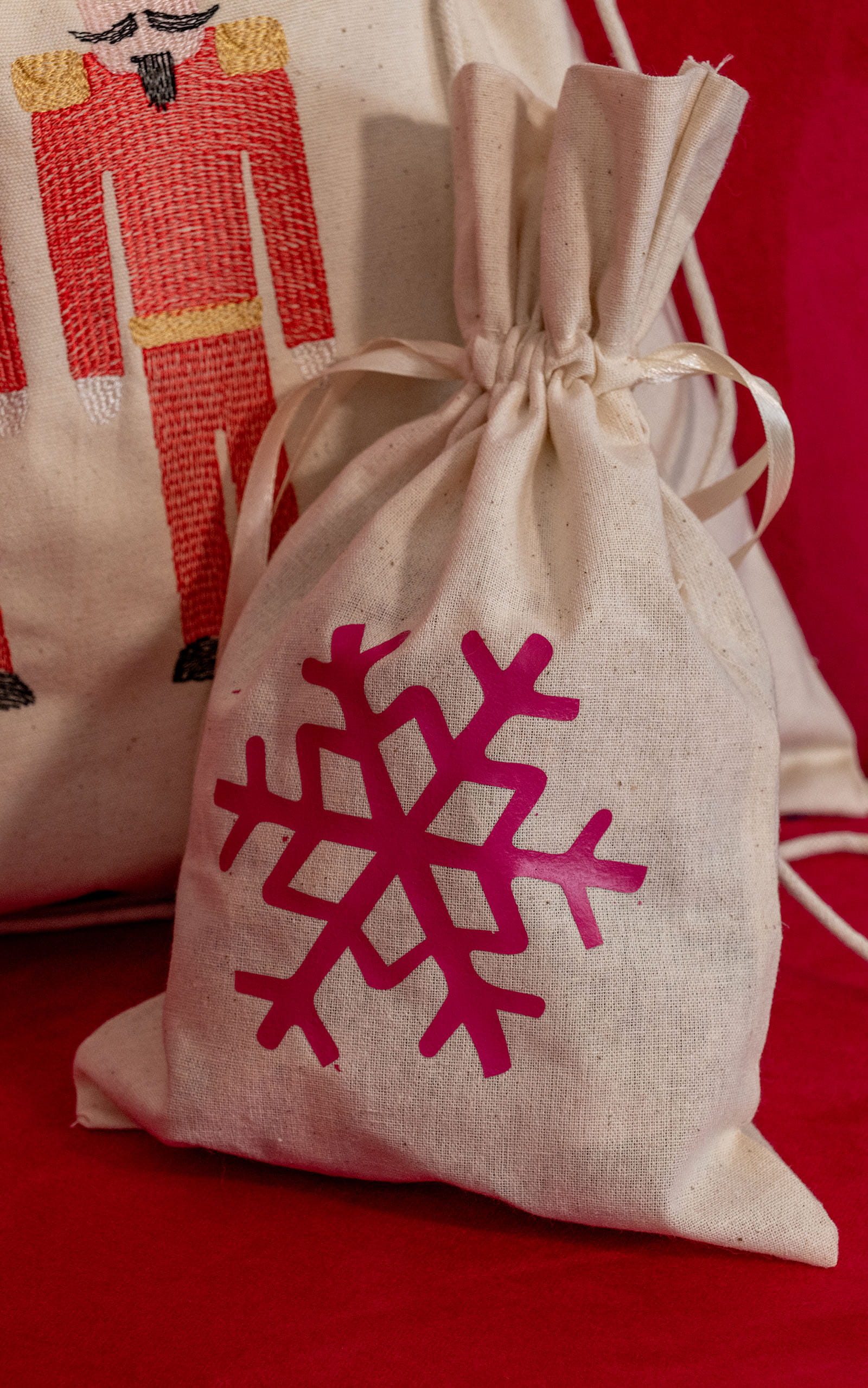 Flocon de neige rouge transféré à chaud sur un sac-cadeau à cordon