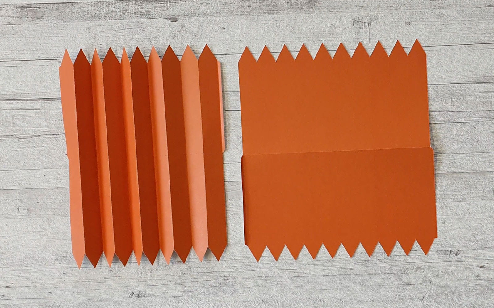 Oranje kartonnen stukjes op wit bureau
