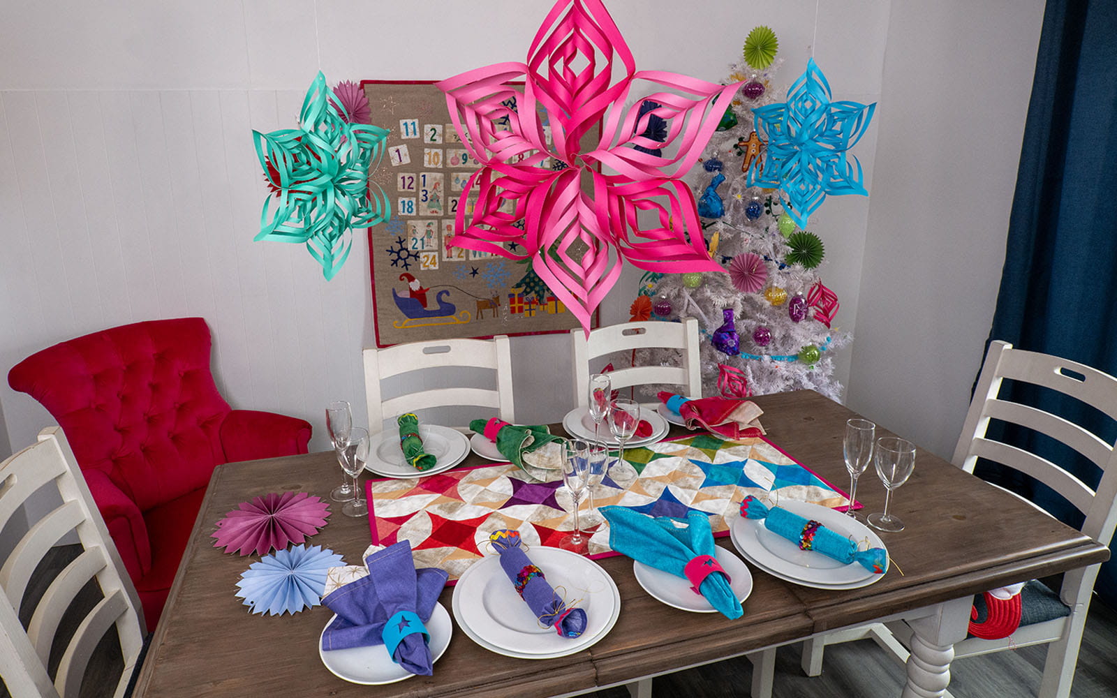set table with christmas decorations