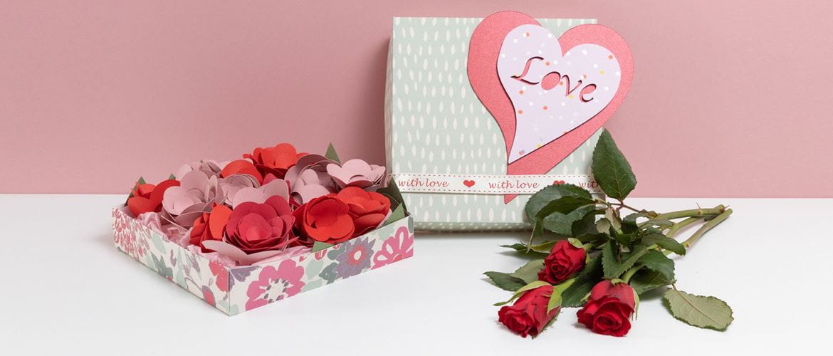 Fancy card box met papercraft rozen in op roze achtergrond