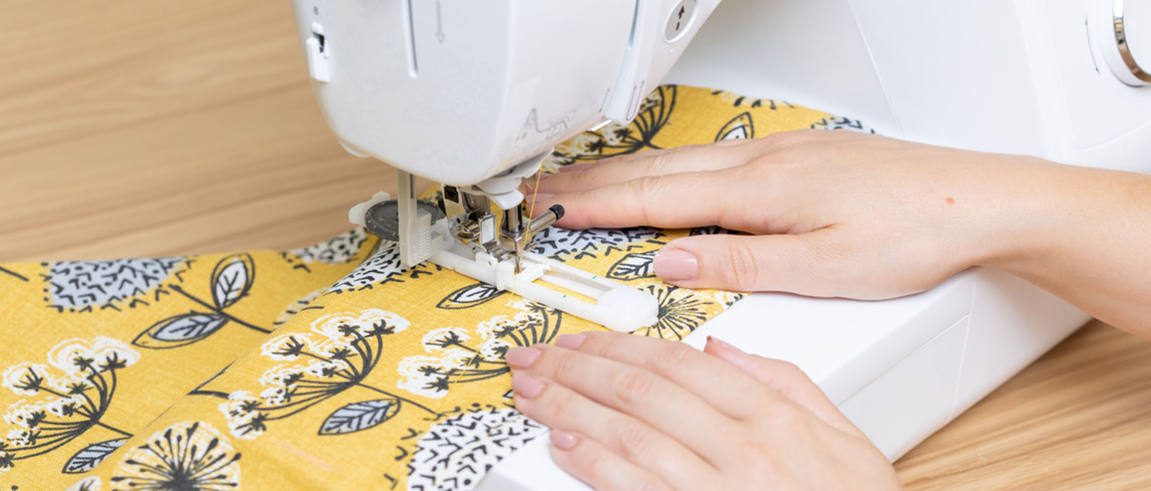 Boutonnière à coudre sur tissu jaune sur machine à coudre Brother