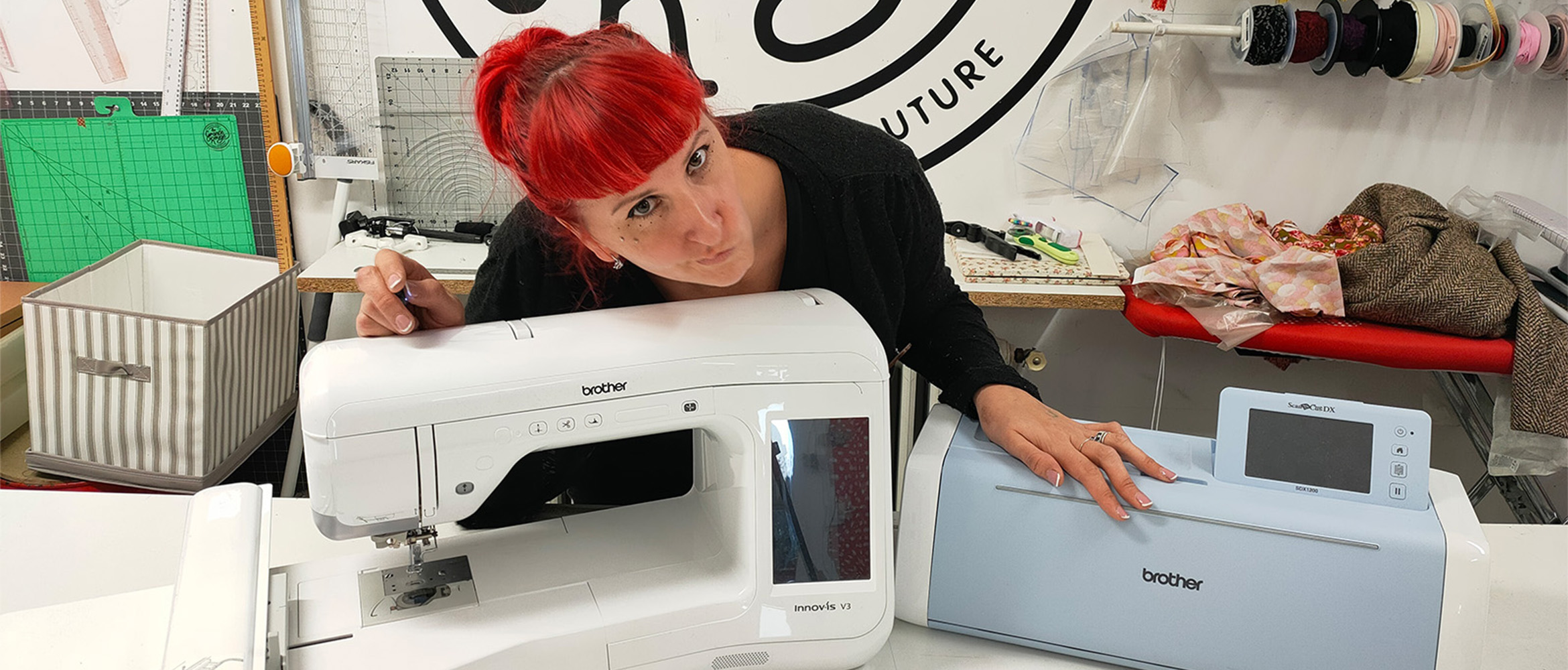 Oriane, une femme, pose avec une Brother V3 et une ScanNCut