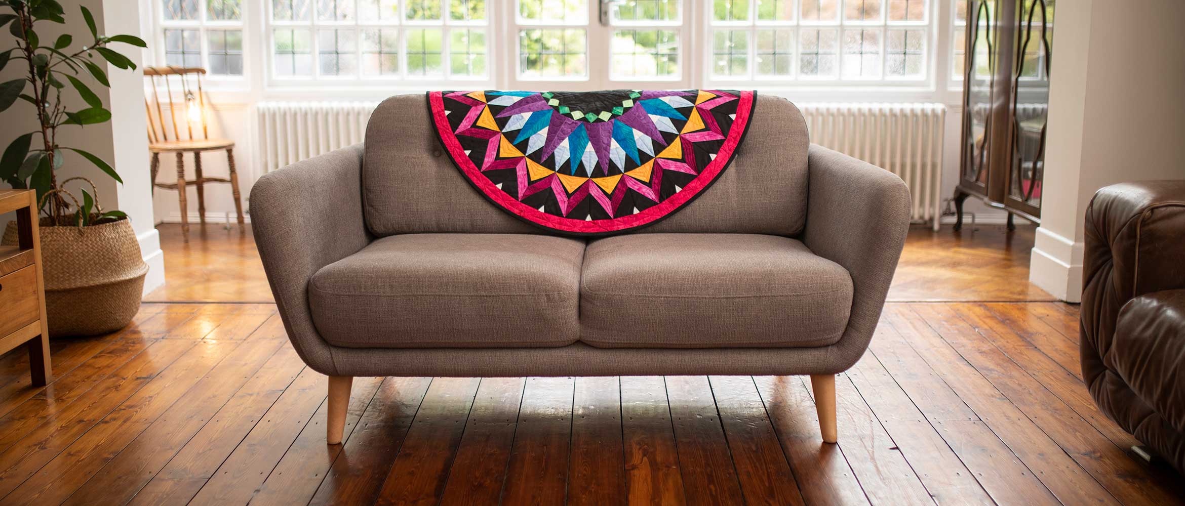 Sofa im Wohnzimmer mit Kaleidoskop-Steppdecke