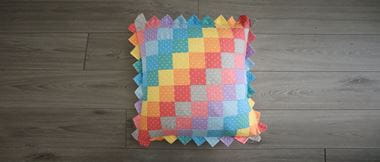 Cuscino patchwork con bordo a punta della prateria in tessuti arcobaleno pastello