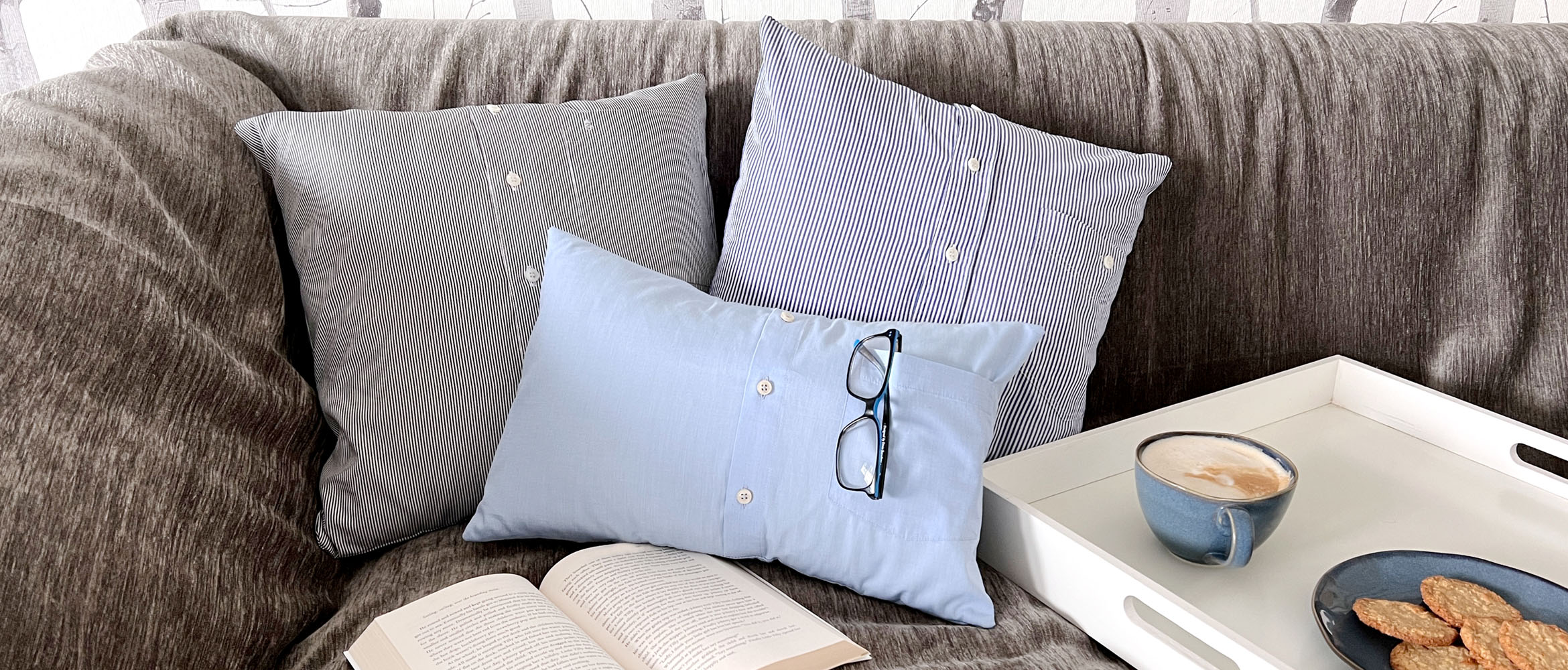 3 Upcycling-Kissen auf der Couch mit Kaffee und Keksen