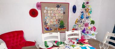 Table dressée avec des décorations de Noël