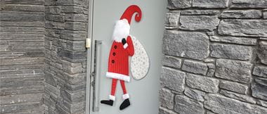 Im Stickrahmen gestickter Weihnachtsmann an einer Tür
