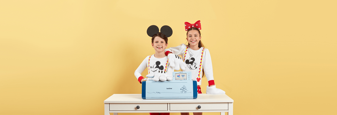 Junge und Mädchen in Mickey-Outfits mit SDX2250D auf gelbem Hintergrund