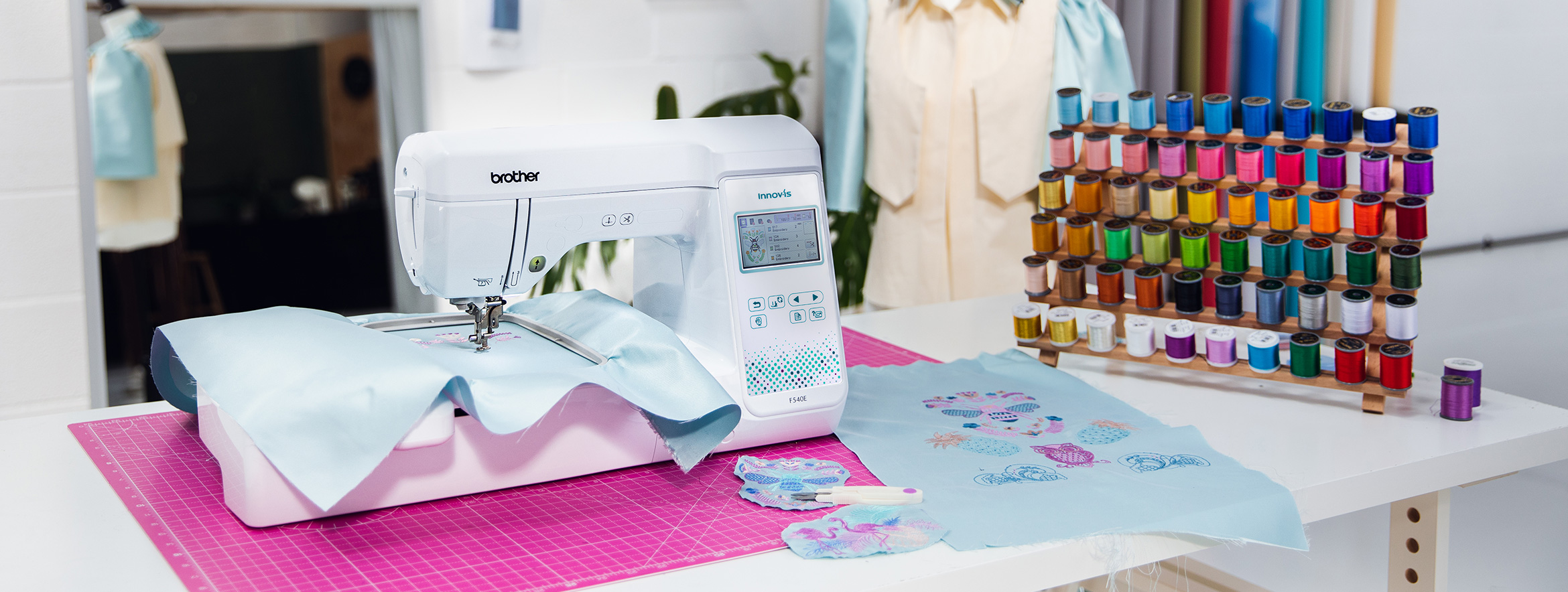 Machine à broder Brother F540E dans une salle d'artisanat
