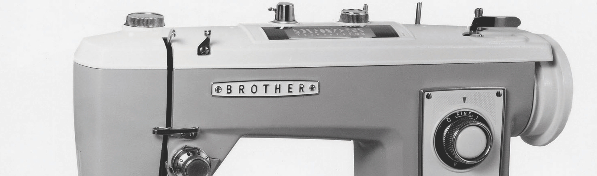 gros plan d’une machine à coudre brother