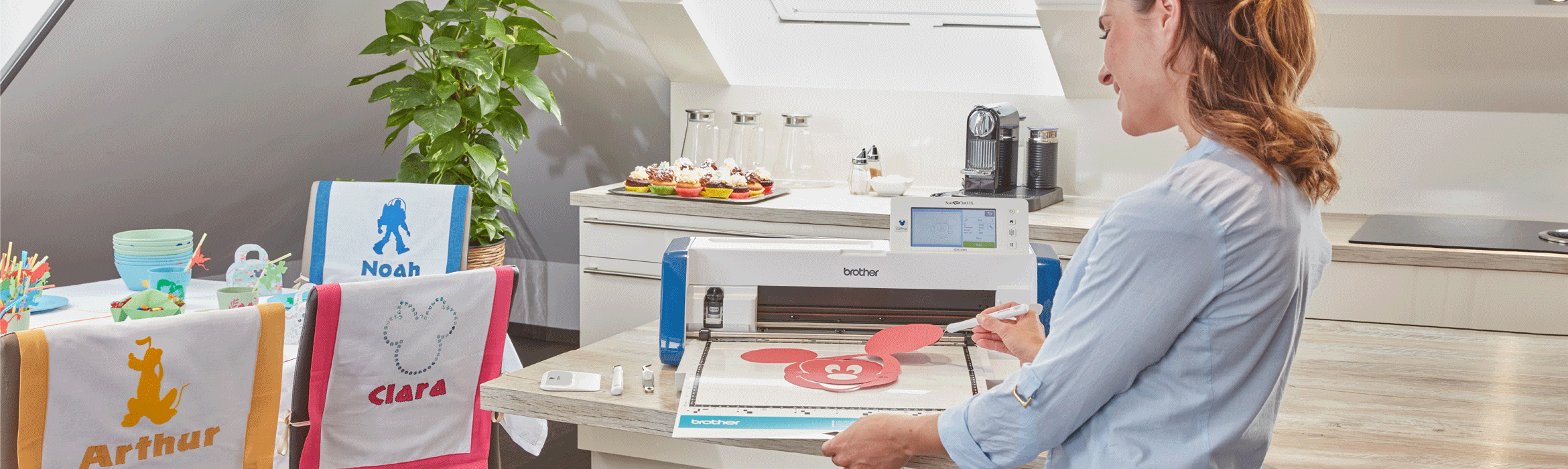 Frau Beim Ausschneiden von Rotem Micky-Maus-Kopf mit Scanncut SDX2200D